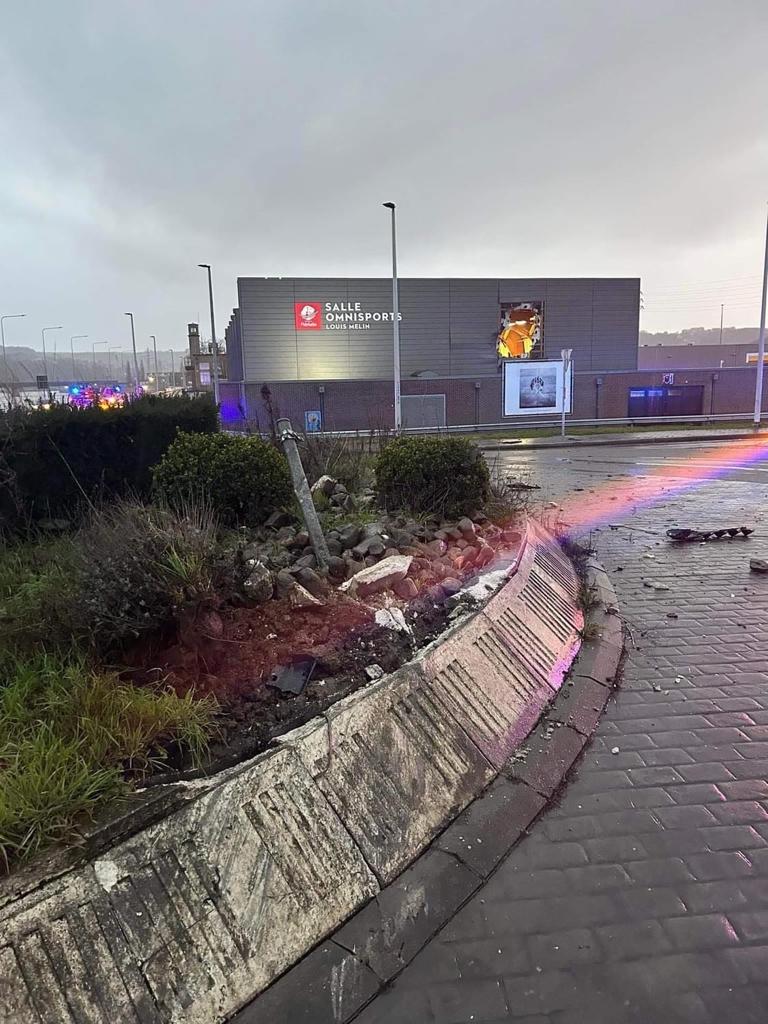 "Y VOLÓ": Un jugador belga-marroquí olvida cómo funcionan las rotondas y hace volar su coche, provocando un espectacular accidente