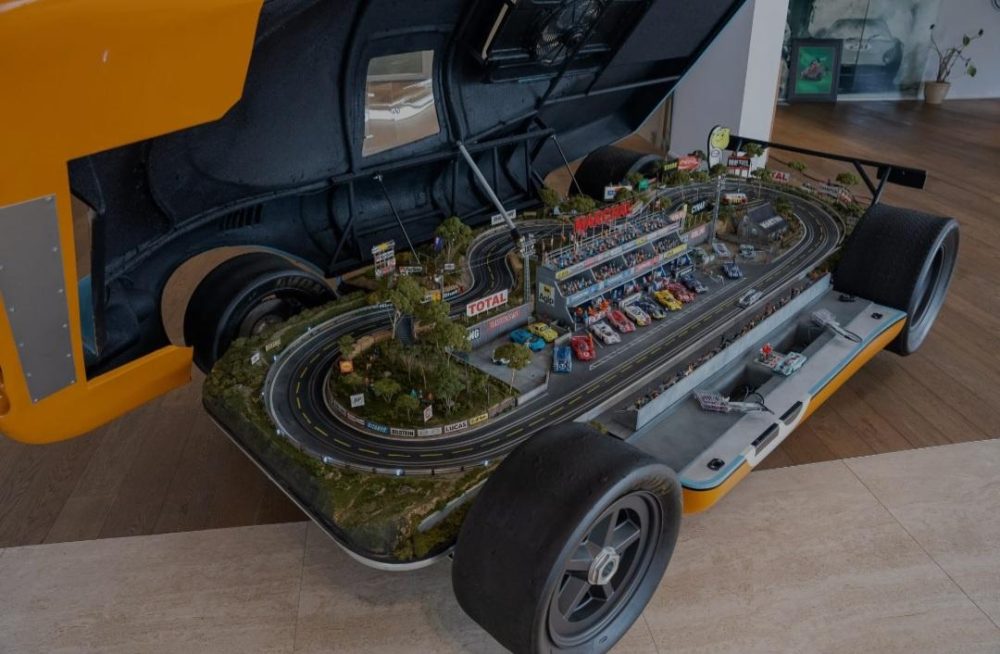 Un circuito de slot (Scalextric) dentro de un Porsche 917
