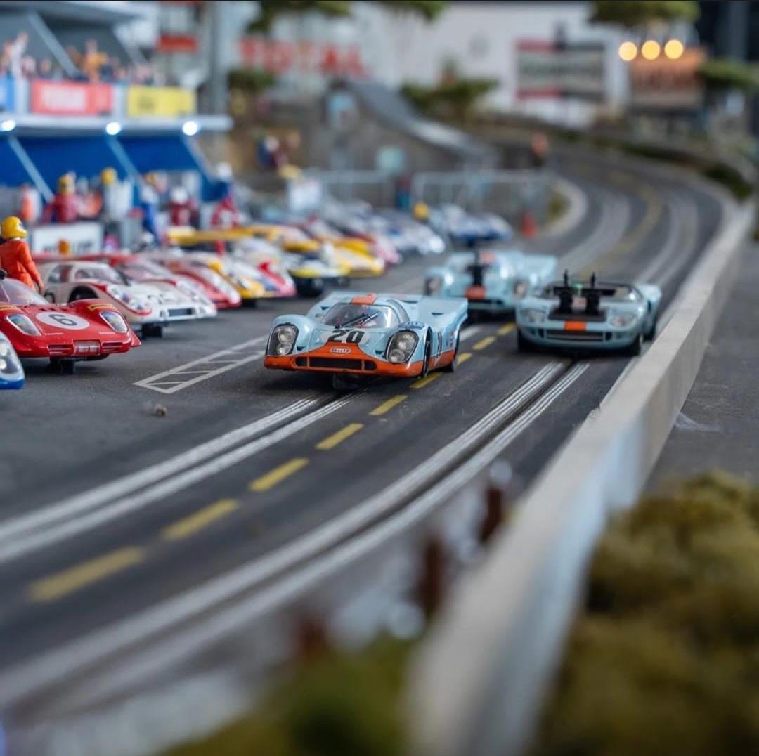 Un circuito de slot (Scalextric) dentro de un Porsche 917
