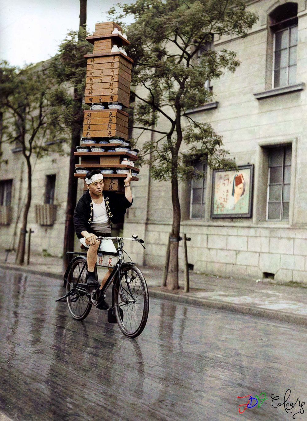 Tokio, 1935: Un japonés en bicicleta con gran cantidad de fideos soba al hombro (coloreado).