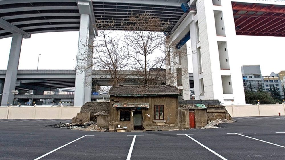 Este propietario se negó a vender. Así que construyeron alrededor de él...