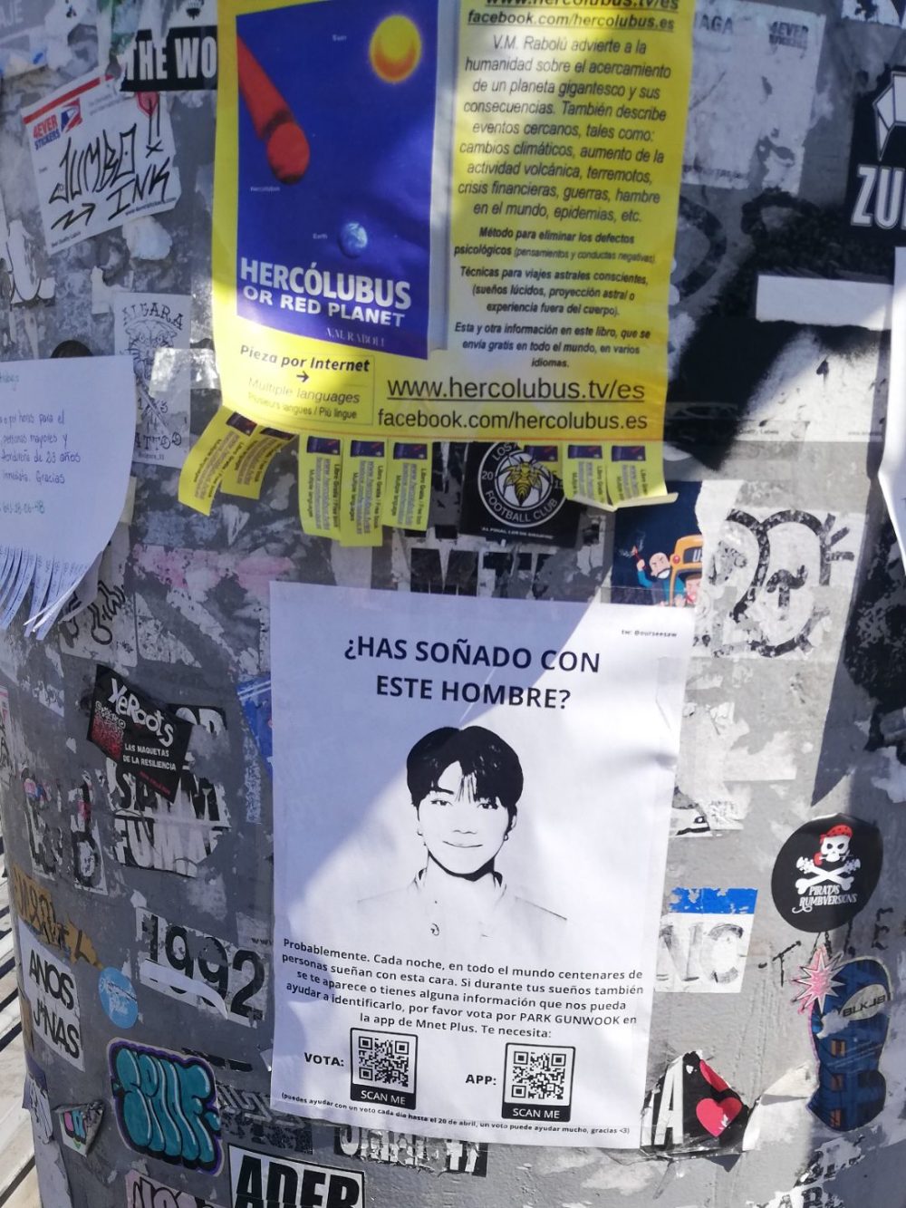 No se cuál de estos dos carteles vistos en Madrid me parece más desconcertante