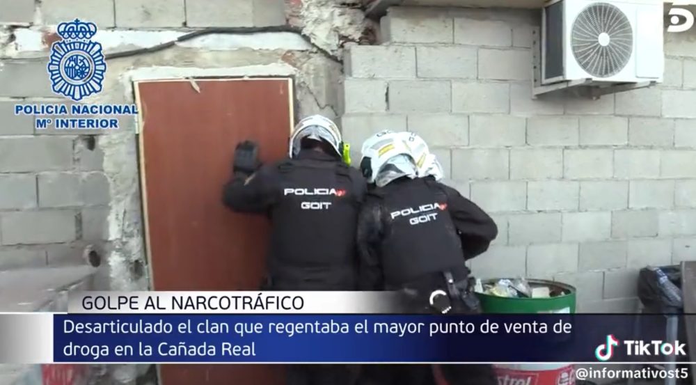 Los polis mirando la puerta con cara de "emosido engañado"