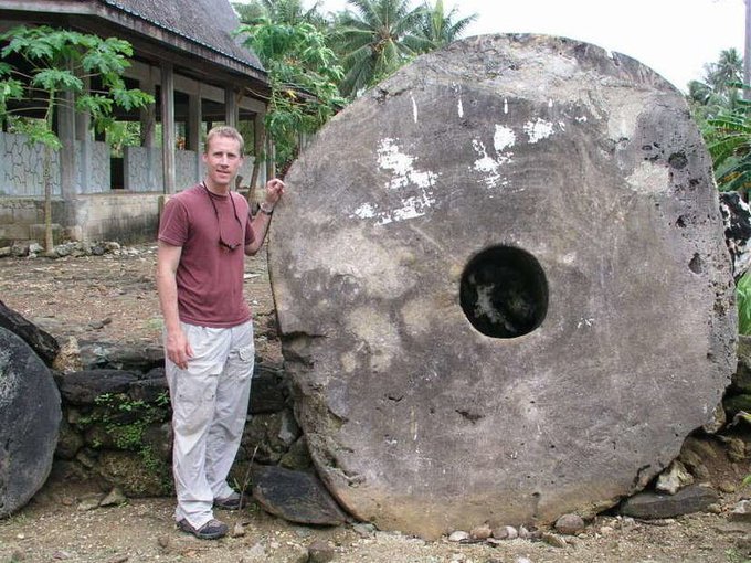 Hay una isla en el Pacífico llamada Yap que usa piedras circulares como moneda. Las piedras son demasiado grandes para moverlas, por lo que la propiedad de las piedras se transmite de boca en boca para realizar transacciones comerciales.