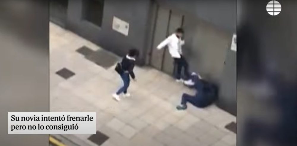 Le recrimina cómo estaba tratando a su novia y acaba recibiendo una paIiza