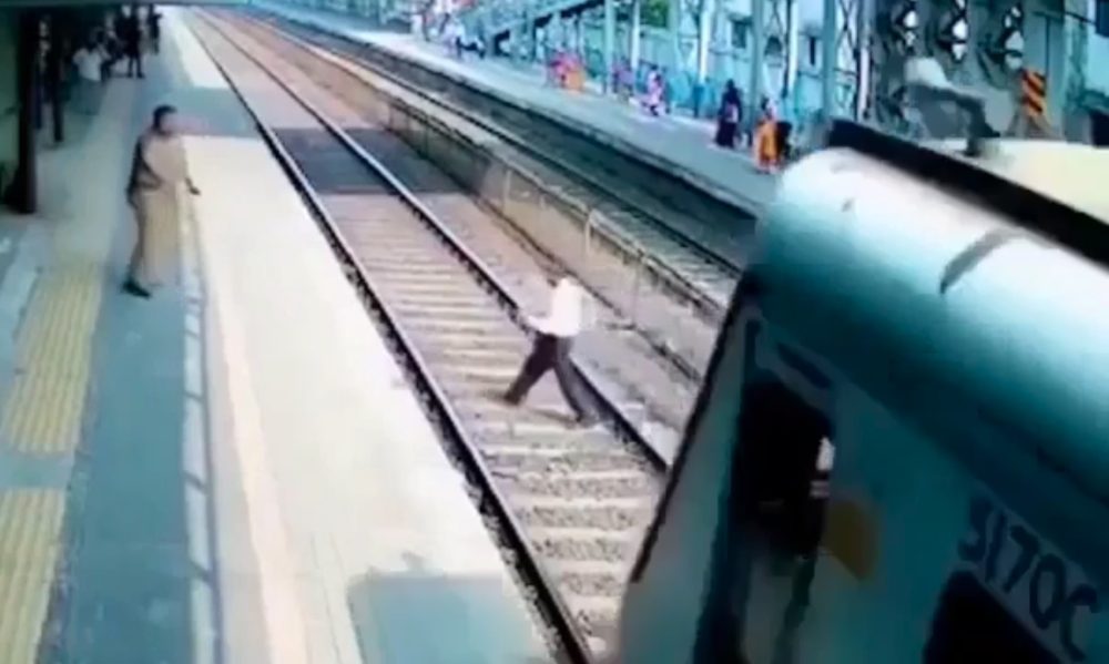 Un hombre poseído por el espíritu de Pepe Viyuela, cruza las vías del tren con torpeza infinita.