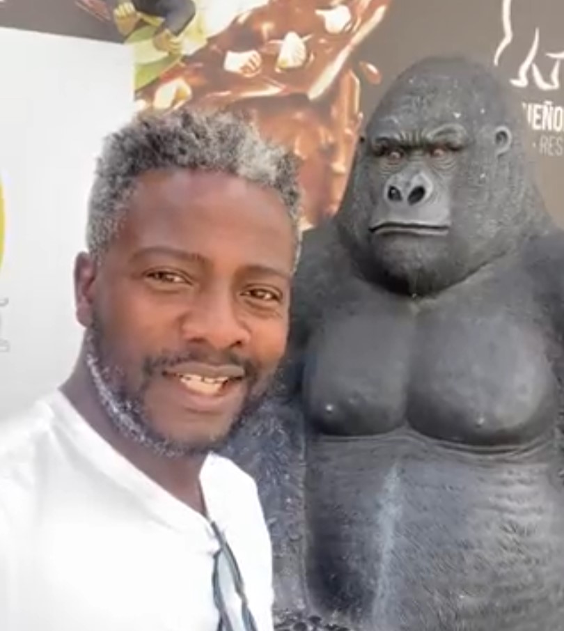 Bertrand Ndongo (VOX) nos presenta a su primo, un gorila.