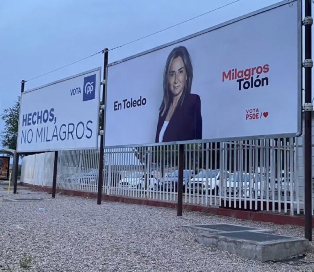 Cartel del PP en Toledo justo al lado del cartel de la candidata socialista, Milagros Tolón.