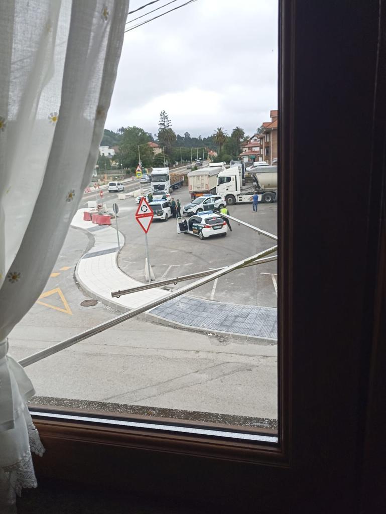 Agradables sujetos agreden y apaIean como a un perro a un hombre indefenso