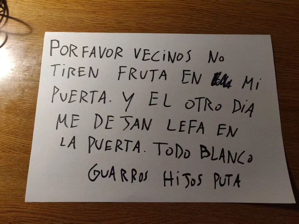 Vecinos colegas que te barnizan la puerta con células padre