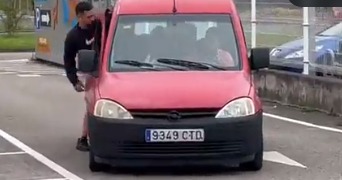 Agradables sujetos agreden y apaIean como a un perro a un hombre indefenso