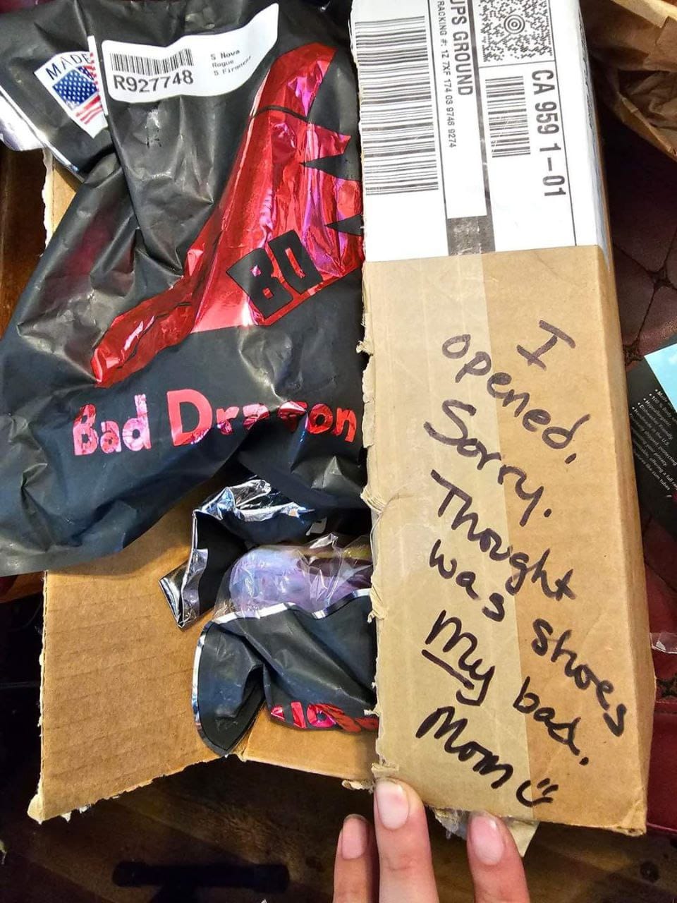 "Abrí la caja, lo siento. Pensaba que eran zapatos. Culpa mía. Mamá".