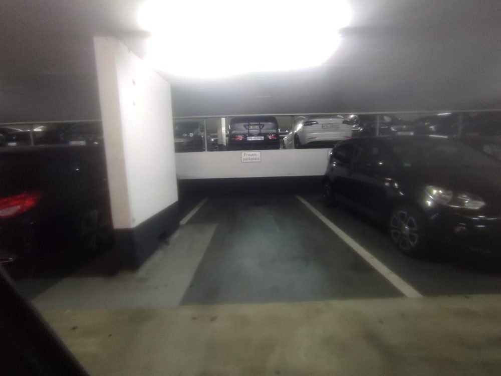 El finolier Almondkay me envía esta foto de un parking Constanza (Alemania) en el que en todos los aparcamientos de la entrada son para mujeres