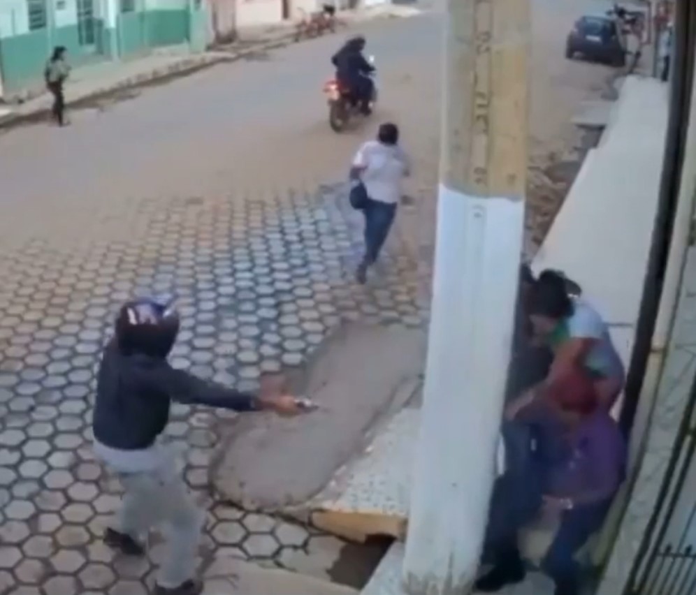 Un sicario con peor puntería que un Stormtrooper vacía el cargador de su pistola sin acertar ninguno de los disparos