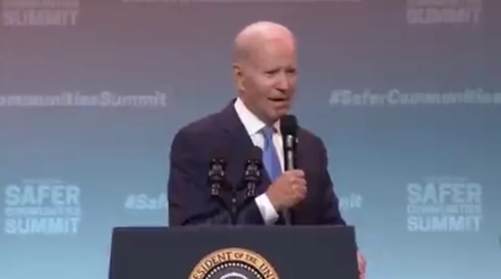Biden suelta un “Dios salve a la reina” sin sentido al terminar un discurso sobre el control de armas: