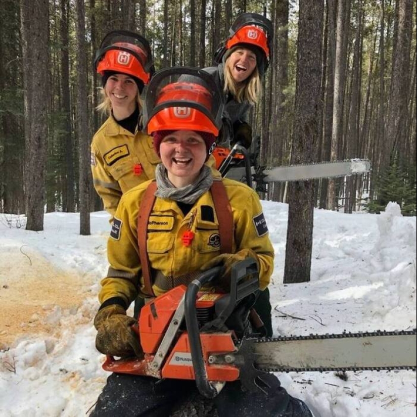 Bomberas de la asociación feminista WTREX (Intercambio de Capacitación de Mujeres Bomberas) incendian por error el parque nacional más antiguo de Canadá