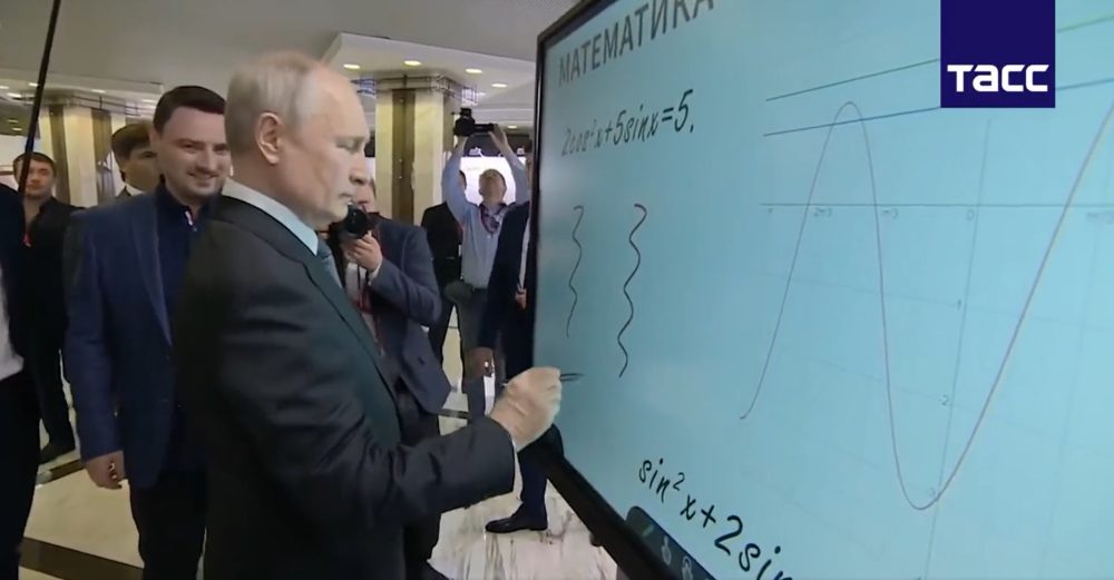 Dejan a Putin probar una pantalla digital y hace un dibujo demigrante.