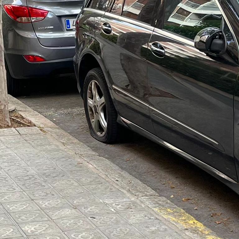 Un grupo ecologista está deshinchando ruedas de SUVs y 4x4s