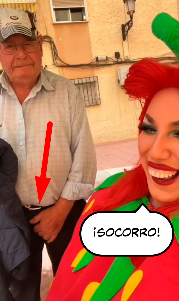 Un señor de 80 años se acerca a una fresa gigante y la situación se vuelve torrentiana.