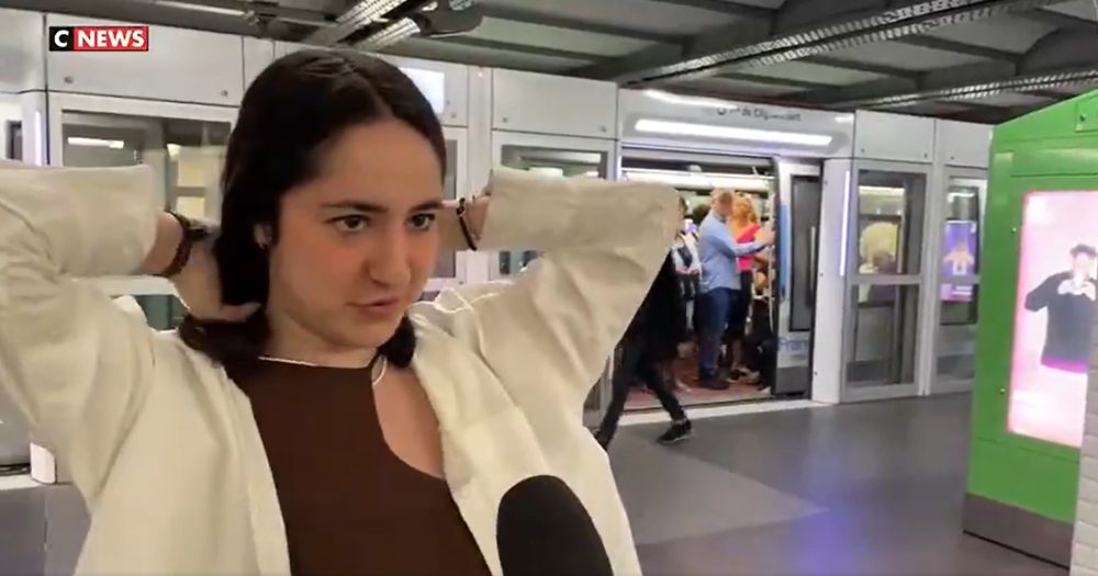 La nueva técnica de las mujeres en Francia contra las agresiones en el metro que consiste en llevar una camiseta holgada encima de la ropa.