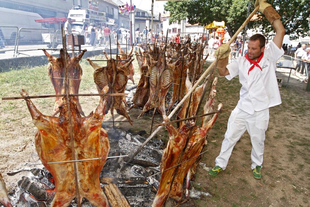 ¿Cuánto durará la tradición gallega en la que se asan cientos de carneros en plena calle?