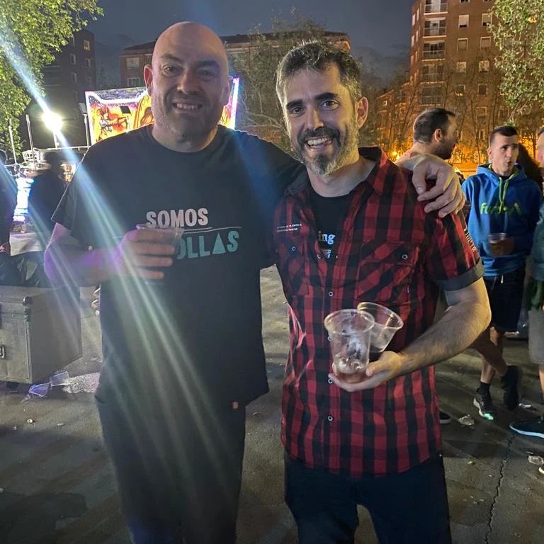 "Yo no sé cantar muy bien, por eso os lo voy a poner para que lo escuchéis"