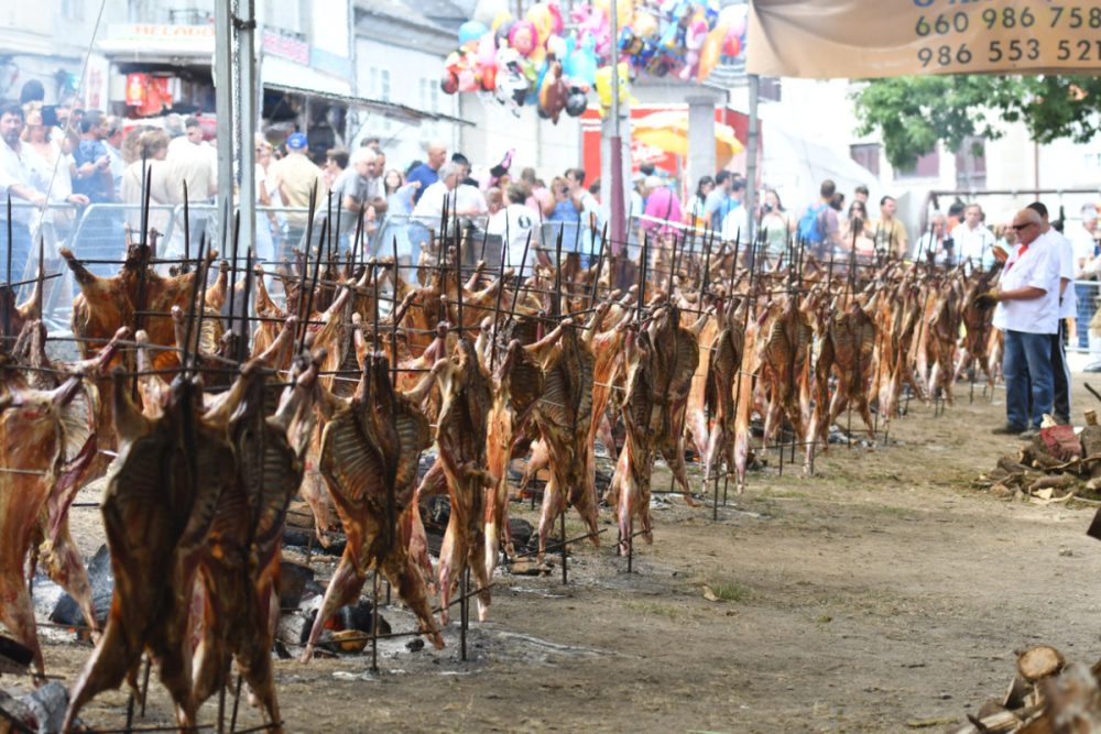 ¿Cuánto durará la tradición gallega en la que se asan cientos de carneros en plena calle?