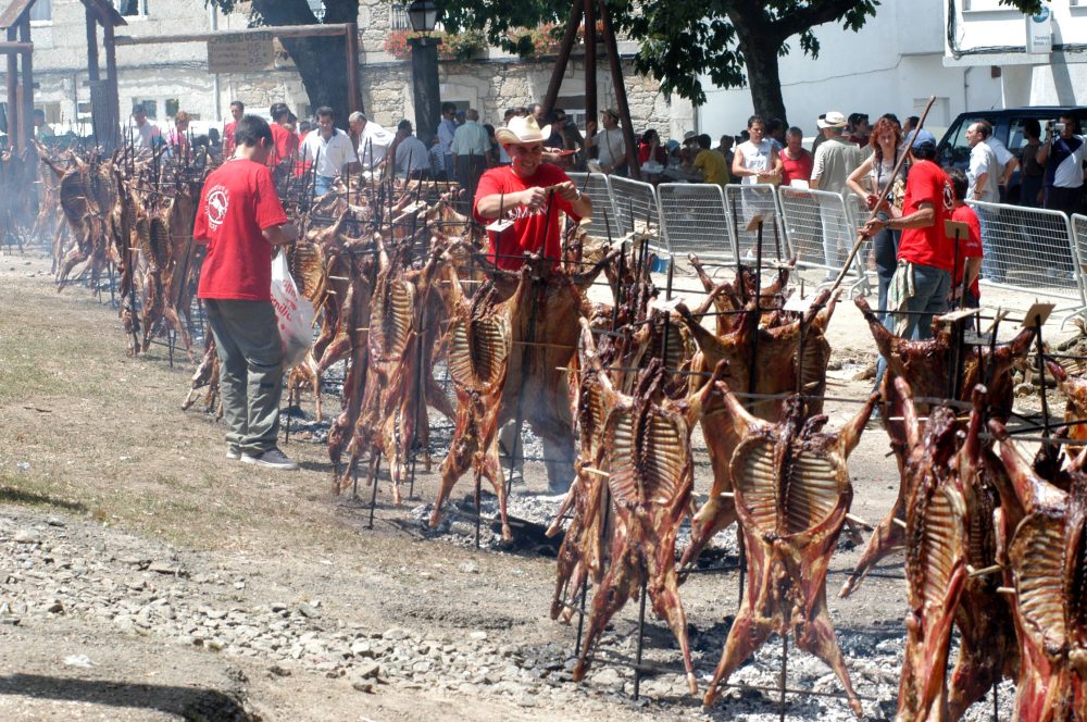 ¿Cuánto durará la tradición gallega en la que se asan cientos de carneros en plena calle?