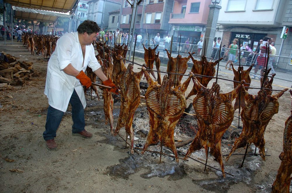 ¿Cuánto durará la tradición gallega en la que se asan cientos de carneros en plena calle?