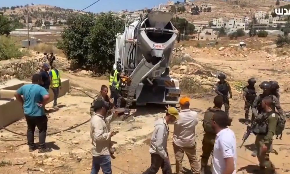 Israel vierte cemento en manantiales de agua en el sur de la ciudad ocupada de Hebrón, para evitar que los palestinos los utilicen en la agricultura