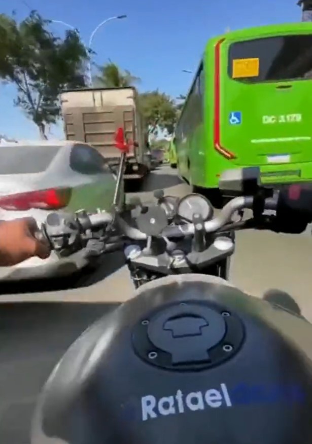 "Conduciré como un loco entre los coches... ¿Qué podría salir mal?"