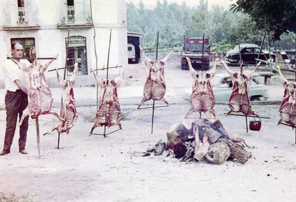 ¿Cuánto durará la tradición gallega en la que se asan cientos de carneros en plena calle?
