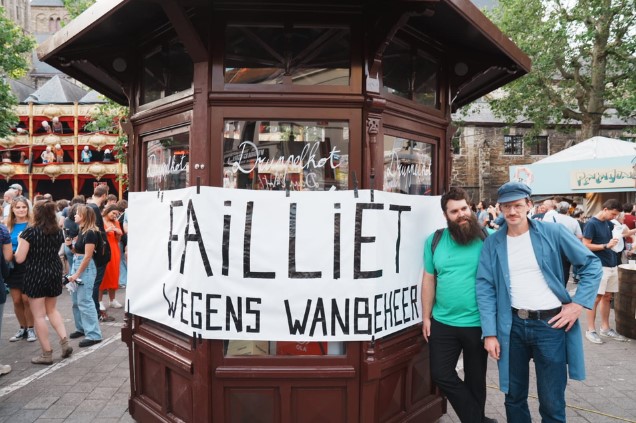Acaba cerrando por bancarrota tras ofrecer ginebra gratis a todas las mujeres con el sobaco peludo y los hombres con barba.