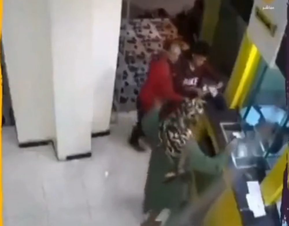 Señora insatisfecha usa granada contra la atención en ventanilla del banco