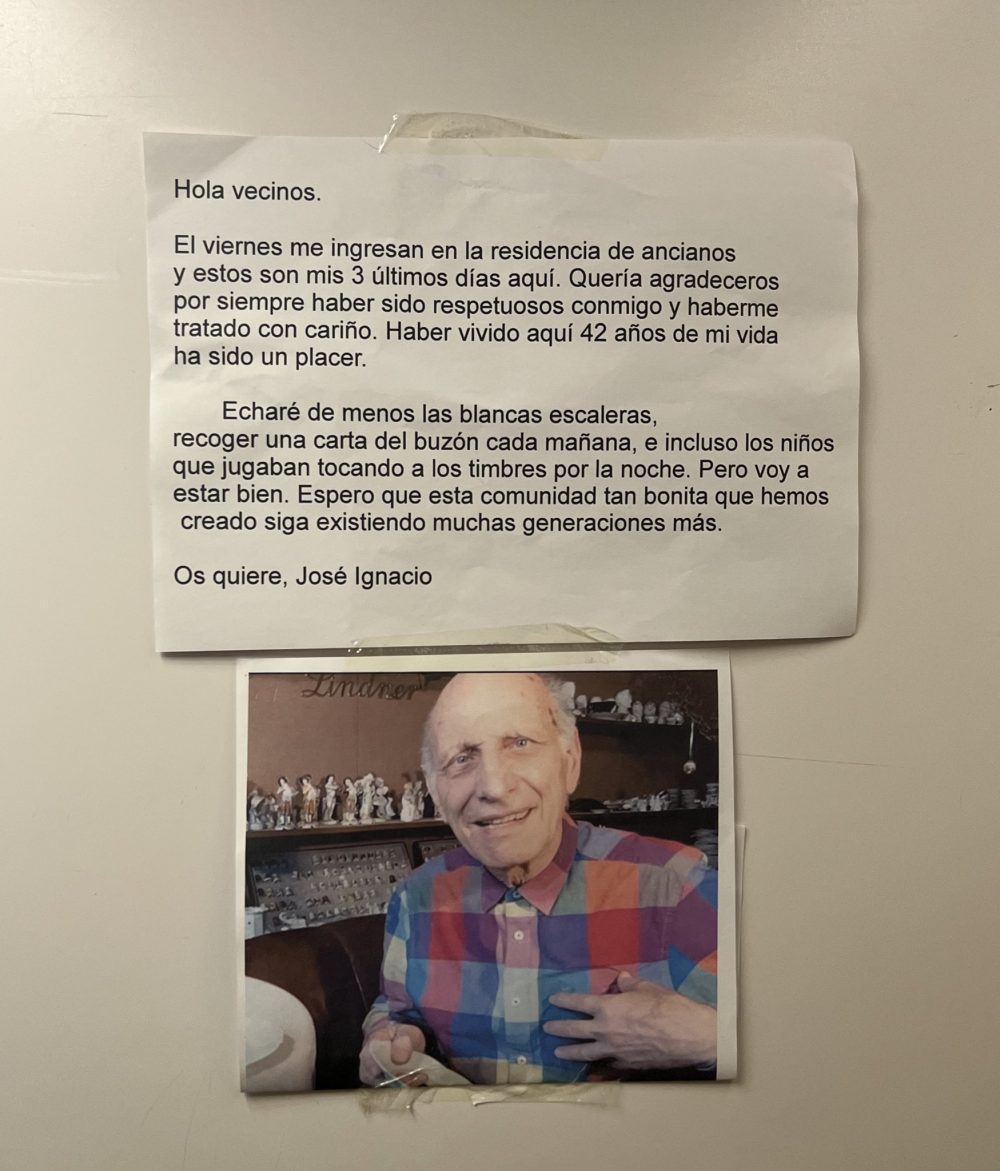 Así se despidió de sus vecinos un señor que se marchaba a una residencia de ancianos