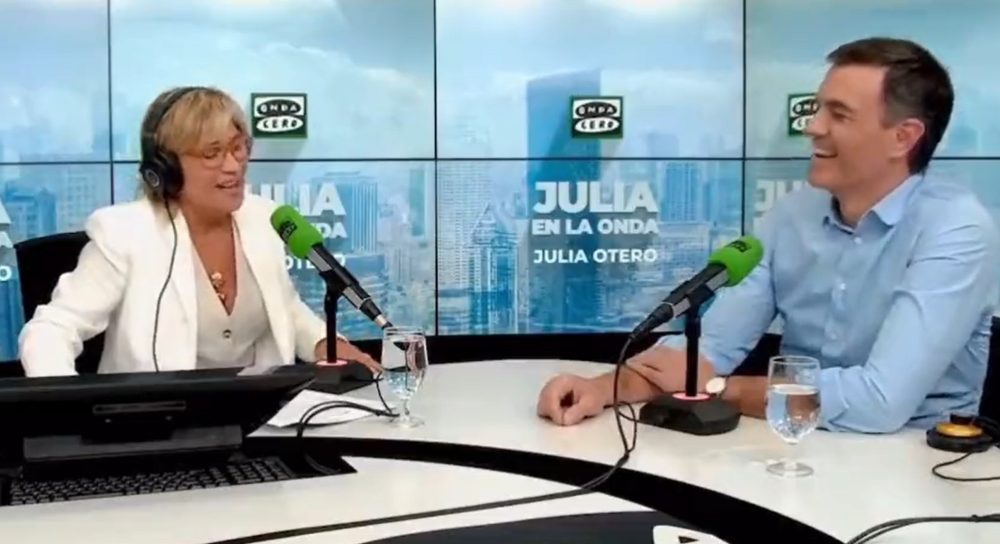 Pedro Sánchez corrigiendo la pronunciación de 'Perro Sanxe' a Julia Otero