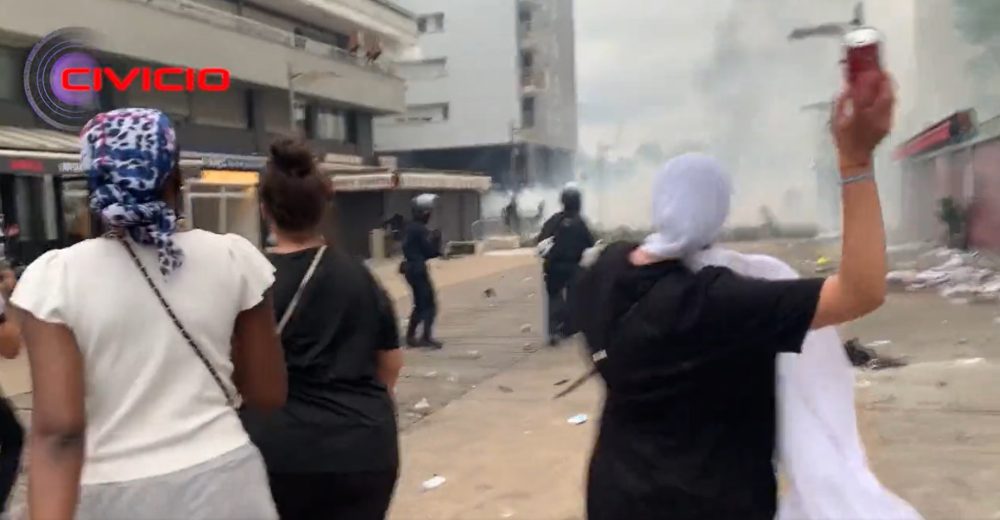 Una mujer racializada le lanza una lata de Cocacola a un policía francés, y el agente abusa de su poder infernalmente osando intentar reducirla.
