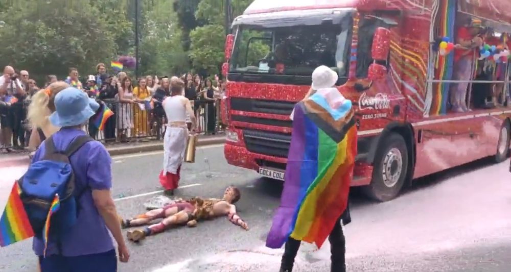 Activistas climáticos sabotean la marcha del Orgullo en Londres bloqueando la carroza de Coca-Cola.