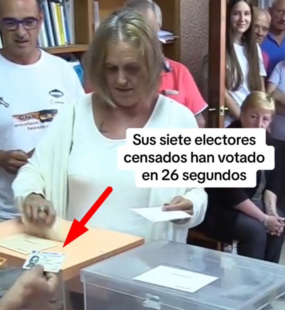 Una señora vota con el DNI de un señor con bigote