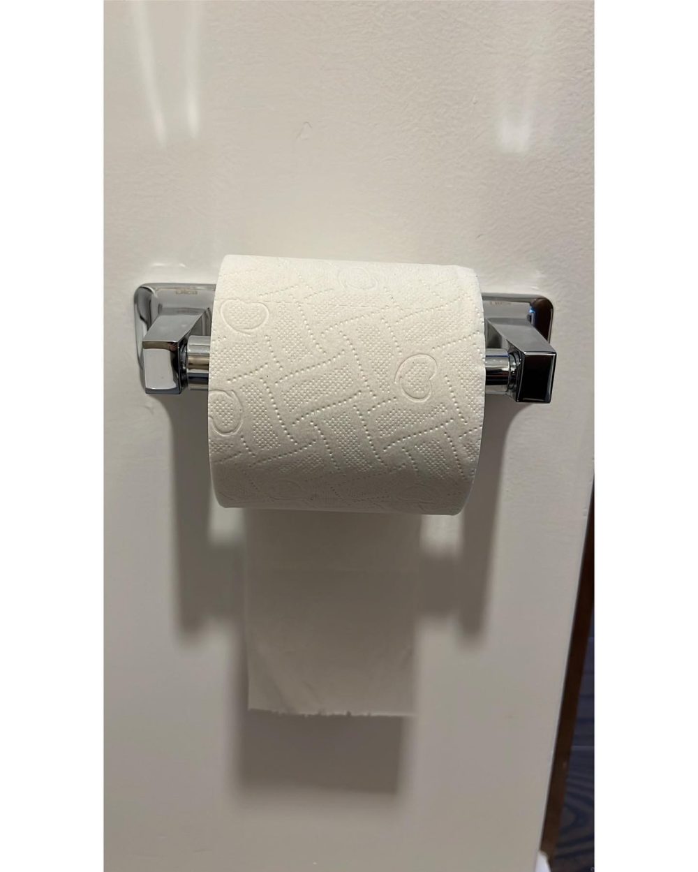 ¿Cuál es la orientación correcta del papel higiénico?