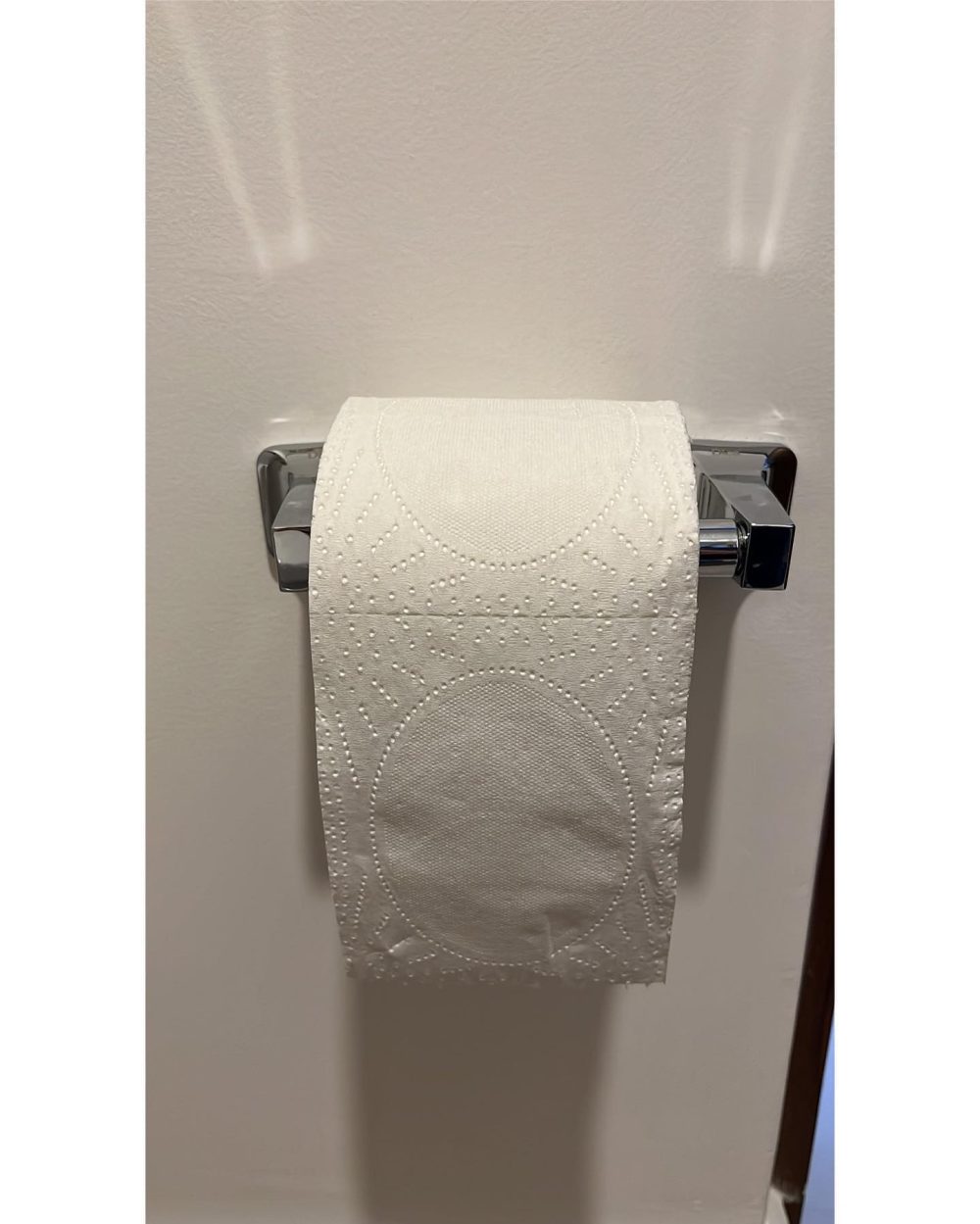 ¿Cuál es la orientación correcta del papel higiénico?