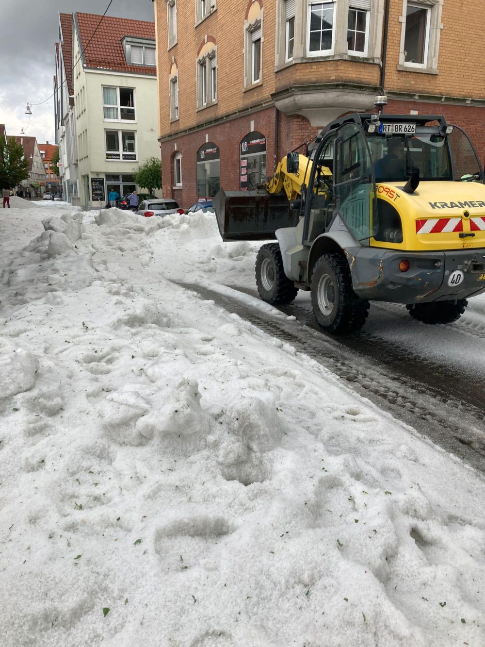 Varios quitanieves tuvieron que entrar el 4 de agosto en la ciudad de Reutlingen, en el suroeste de Alemania, después de que una fuerte tormenta de granizo cubriera partes de la ciudad con hasta 30 centímetros de hielo.