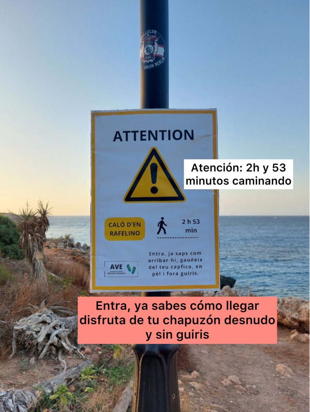 Algunos de los carteles que los mallorquines han puesto para espantar a los guiris de las playas
