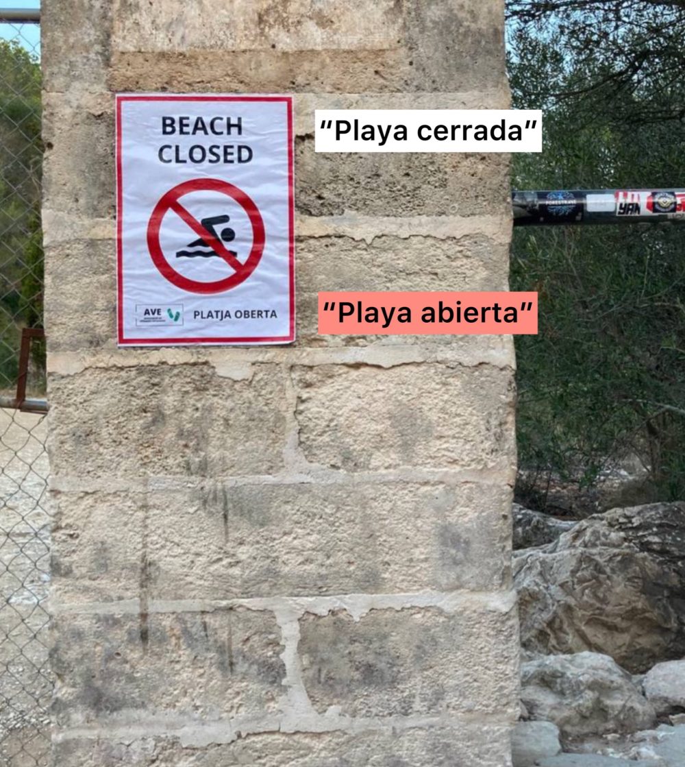 Algunos de los carteles que los mallorquines han puesto para espantar a los guiris de las playas