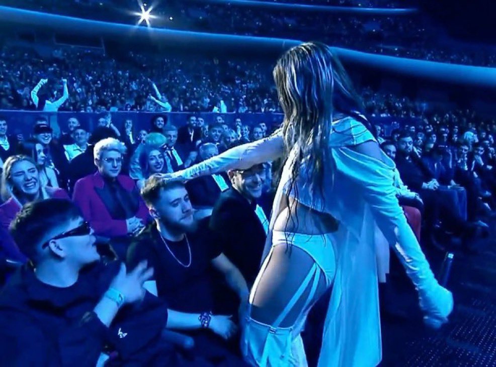 Dos mujeres opinan sobre "EL BESO"