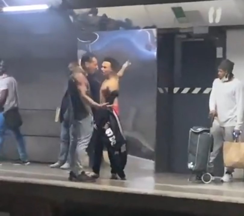 Un hombre se enfrenta a un otro que estaba intimidando a un grupo de chicas en una estación de cercanías de Barcelona