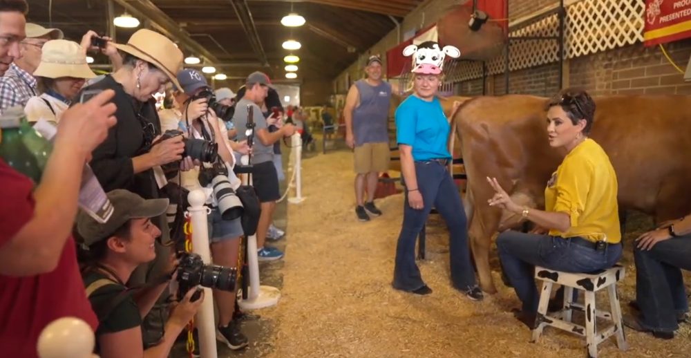 Kari Lake ordeña una vaca en Iowa y se vuelve hacia el reportero del New York Times y le dice: “Sabes que solo hay dos géneros, ¿verdad? The New York Times debería tratar de ordeñar una vaca y luego tratar de ordeñar un toro y ver cómo va”.