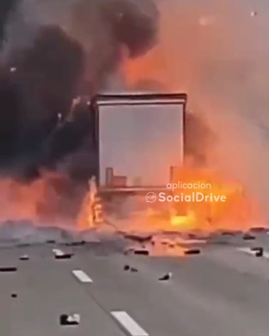 Un camión que transportaba material explosivo tiene un accidente con otro camión en plena autopista