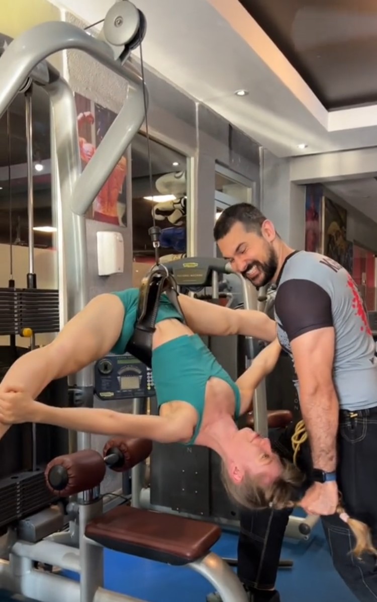 Así entrena un auténtico macho alfa lomo plateado.