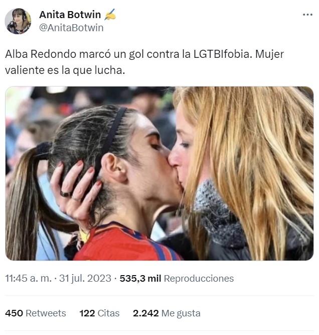 "Mira, ¡dos chicas bеsándose!"